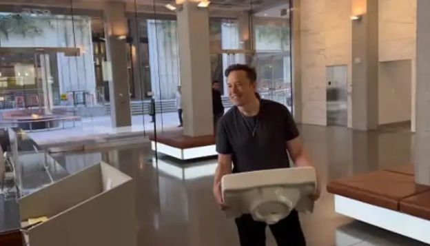 Elon Musk posta vídeo entrando na sede do Twitter e aumenta expectativa sobre compra da rede social